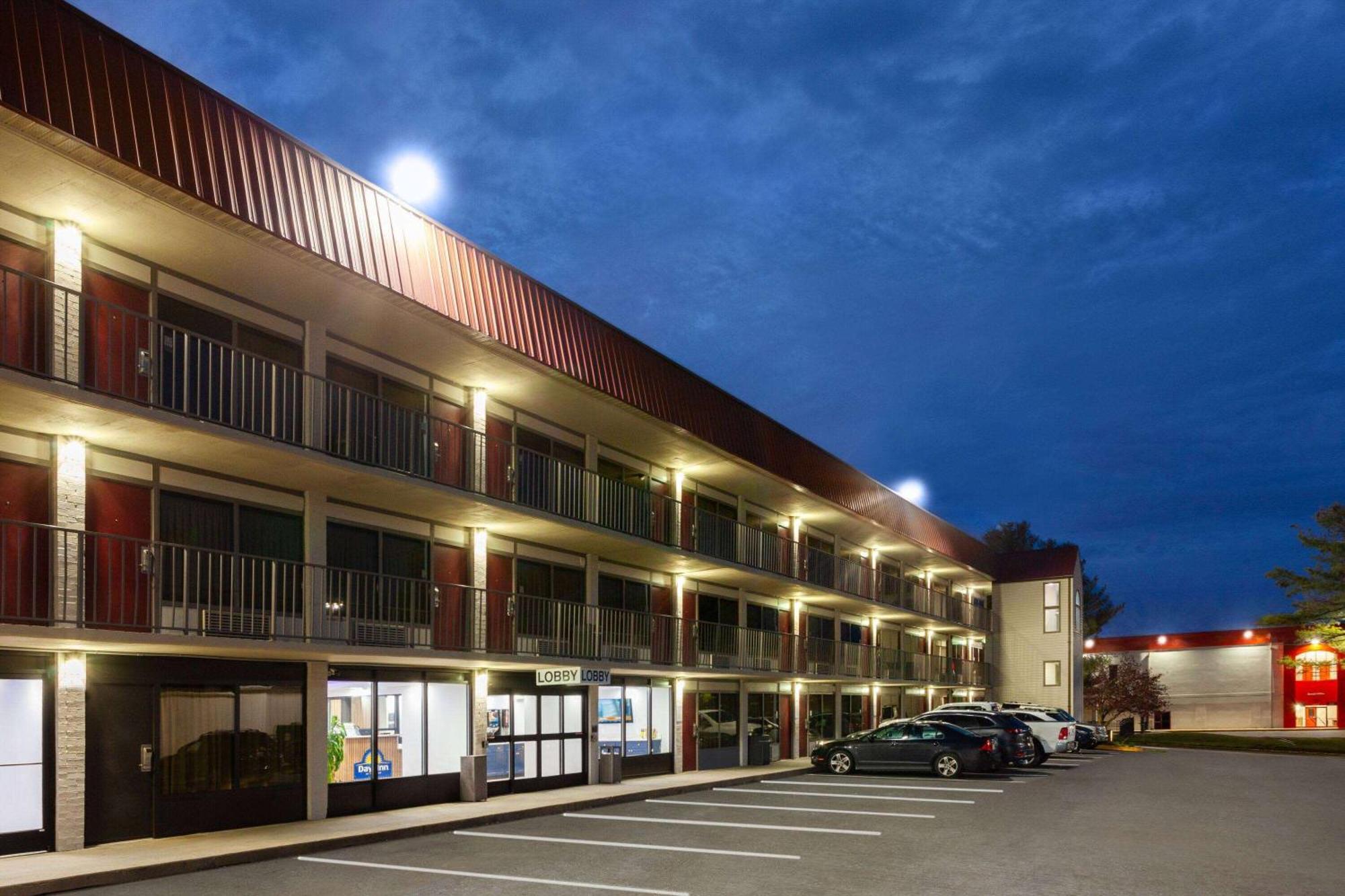 Super 8 By Wyndham Baltimore Northwest Hotel Exterior photo